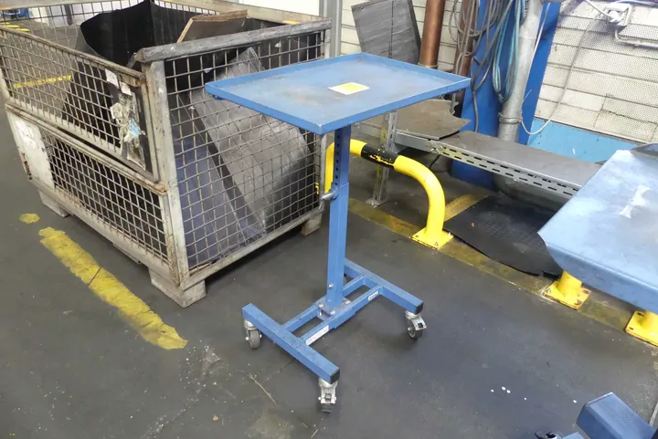 fetra - Tischwagen/Materialständer Typ: 3270 / Tragkraft: max. 150 kg / Maße in cm ca. 42 x 62 x 92